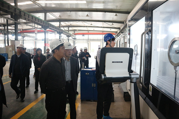 2017.4.18鏀垮崗-01210.jpg 甘肅省政協(xié)副主席黃選平一行蒞臨甘肅泓源麥迪邁智能停車有限責(zé)任公司檢查指導(dǎo)工作(圖2)