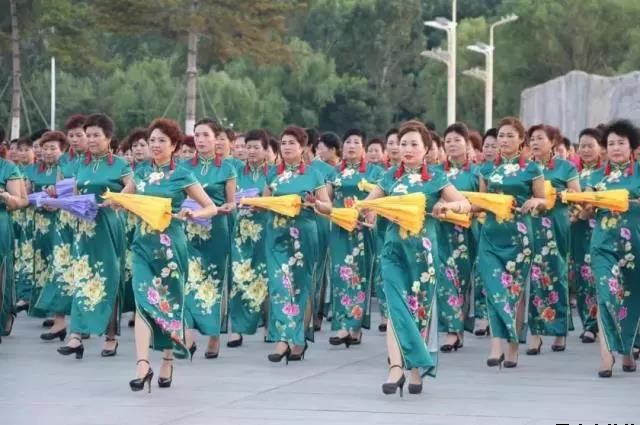 平?jīng)鲢垂军h委和興北路社區(qū)綠地廣場商圈黨建聯(lián)盟合作舉辦“謳歌新時(shí)代 共圓中國夢(mèng)”紀(jì)念改革開放四十周年大型群眾廣場文化活動(dòng)(圖3)