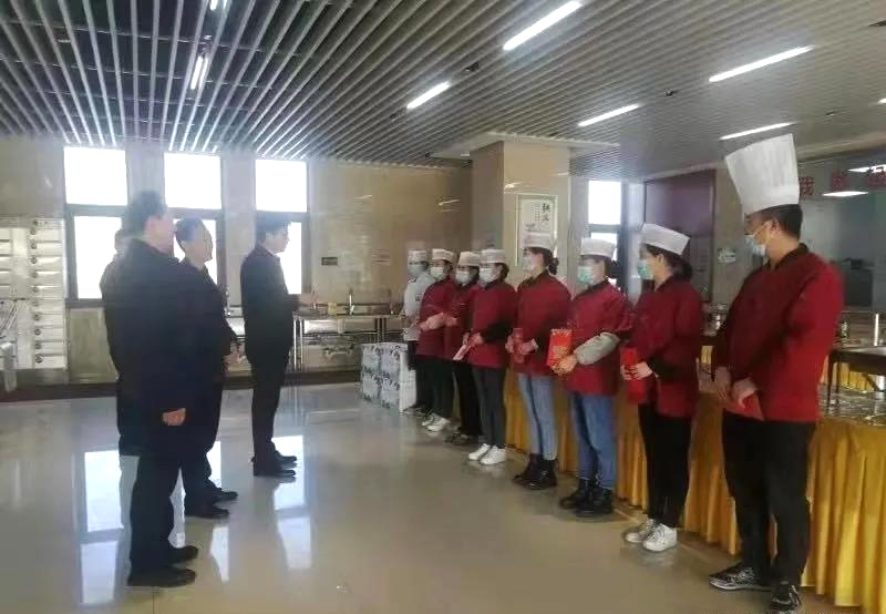 工業(yè)園區(qū)管委會、泓源公司慰問園區(qū)機關保安門衛(wèi)等一線人員(圖3)