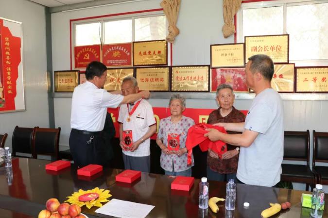 走訪慰問老黨員 深入實際學(xué)黨史—— 市政府國資委慰問泓源公司老黨員、困難黨員(圖2)